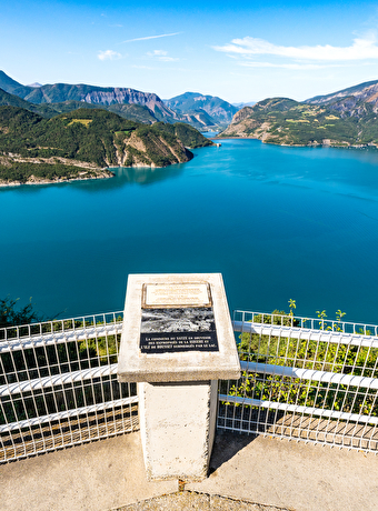 La commune du Sauze-du-Lac et son immanquable belvédère à la vue plongeante sur le lac de Serre-Ponçon.
