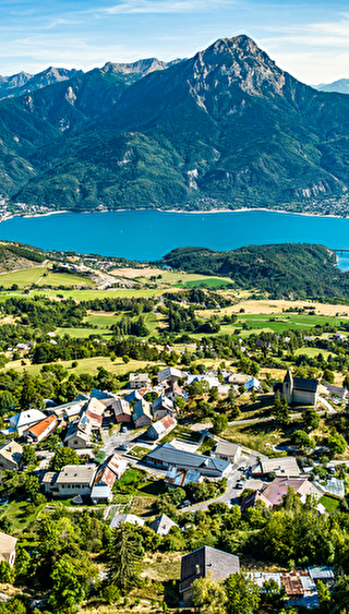 Village de Saint-Apollinaire en balcon sur le lac de Serre-Ponçon et face au Pic de Morgon