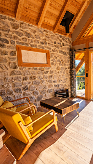 Les Chalets de Chanteloube, hébergements inolites au bord du lac de Serre-Ponçon.
